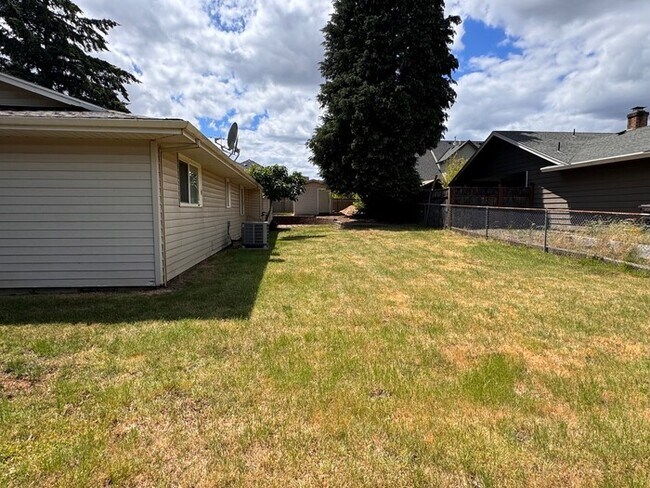 Building Photo - Single Level Home w/HUGE fenced yard, AC, W/D, Garage & More!