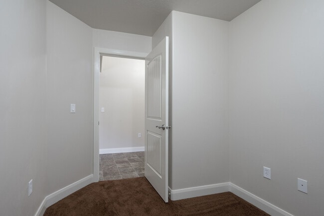 Building Photo - 3 bed 2 bath home with fully-fenced yard