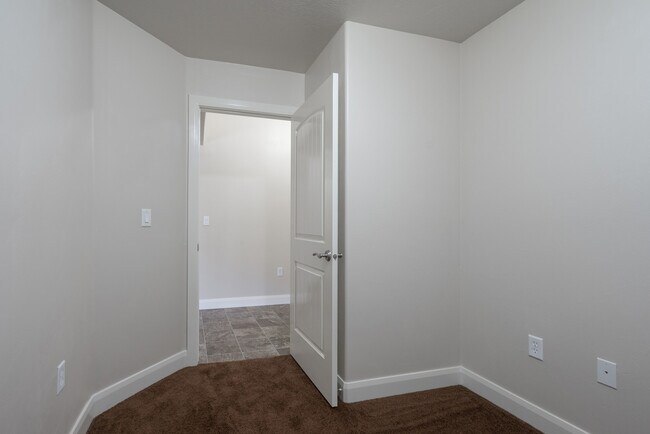 Building Photo - 986 Camel Springs Dr