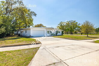 Building Photo - Available Now!! 3/2/2 Spacious home!