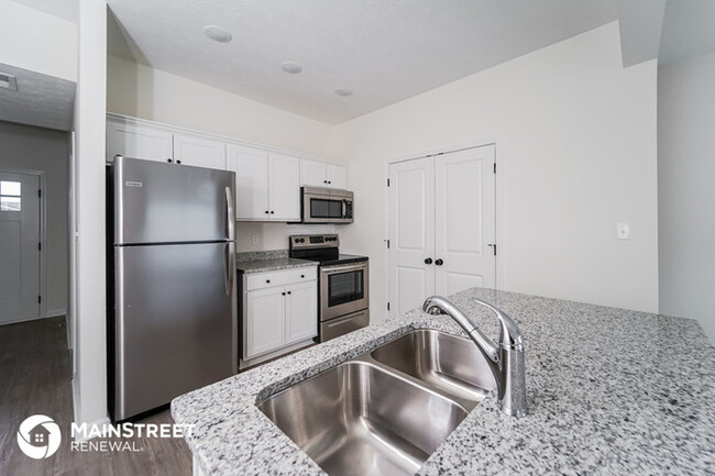 Building Photo - Town Home Available For Immediate Move In!