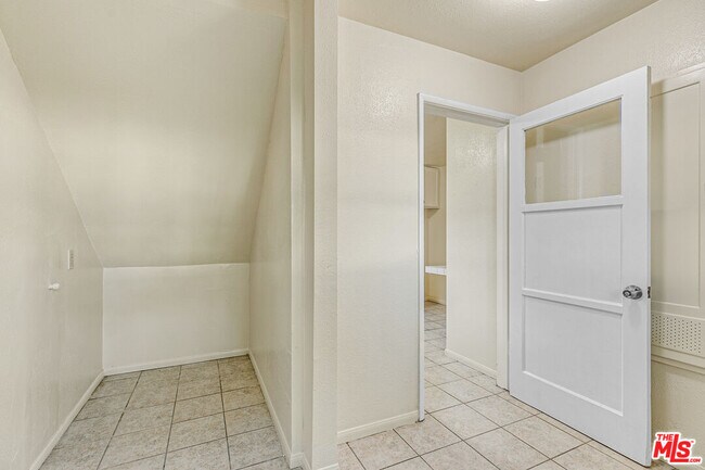 Building Photo - 3725 S Victoria Ave