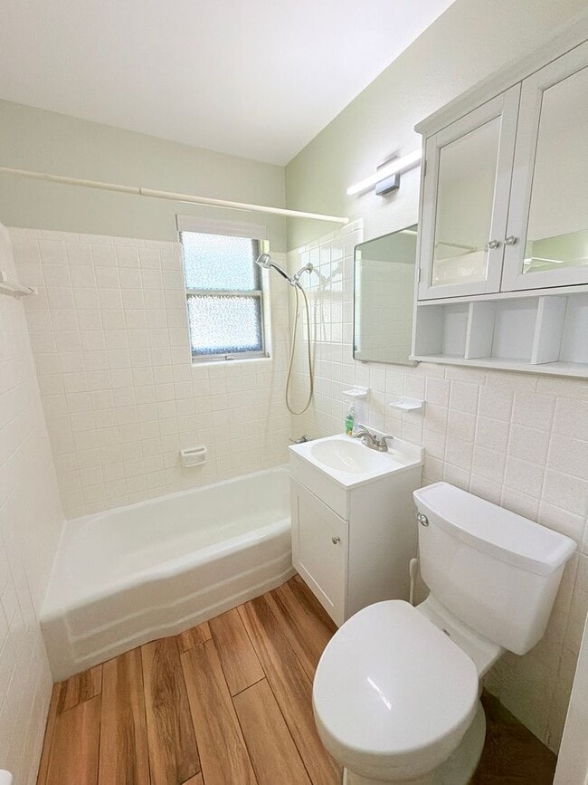 Building Photo - Amazing detached 2/2.5 duplex in Central Austin!!!