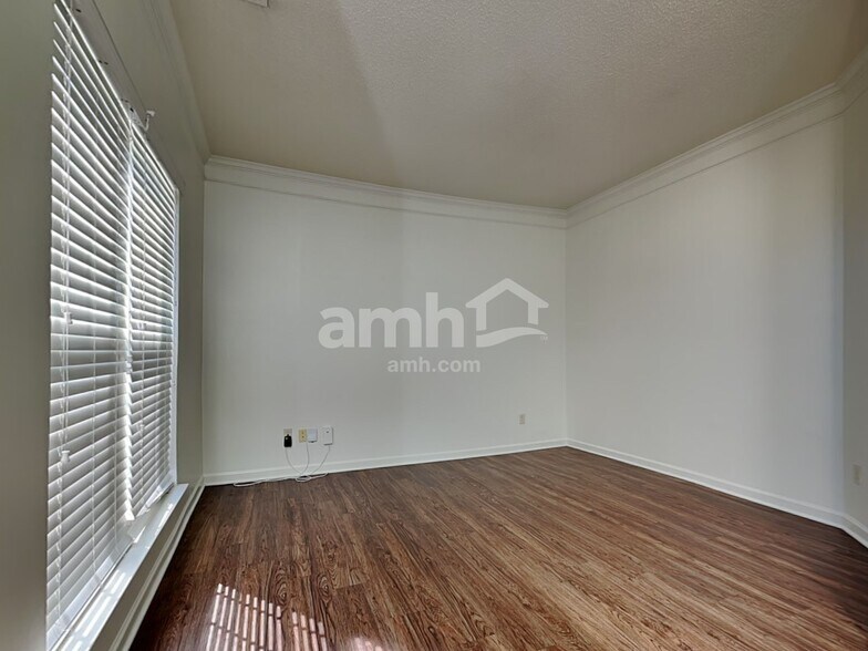 Building Photo - 3814 Sipes Ln