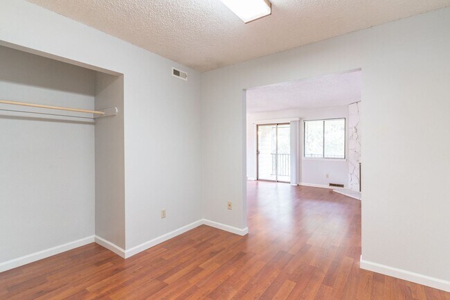 Building Photo - SPACIOUS 3 BEDROOM CONDO! CONVENIENT LOCATION!