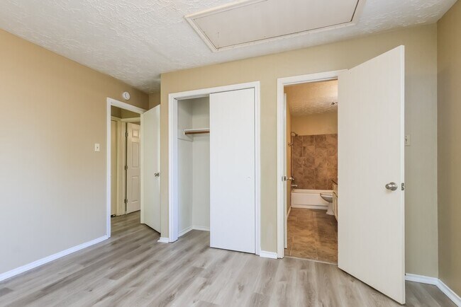 Building Photo - 20030 River Brook Dr