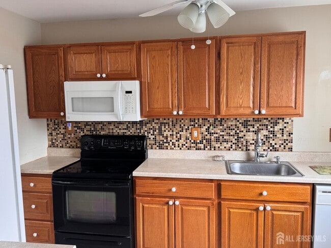 Building Photo - 489 Madison Dr