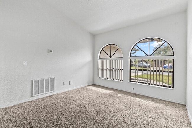 Building Photo - Annual ** 4 Bed / 3 Bath Single Family Hom...