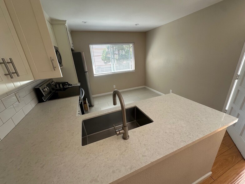 Building Photo - 994 Westlynn Way