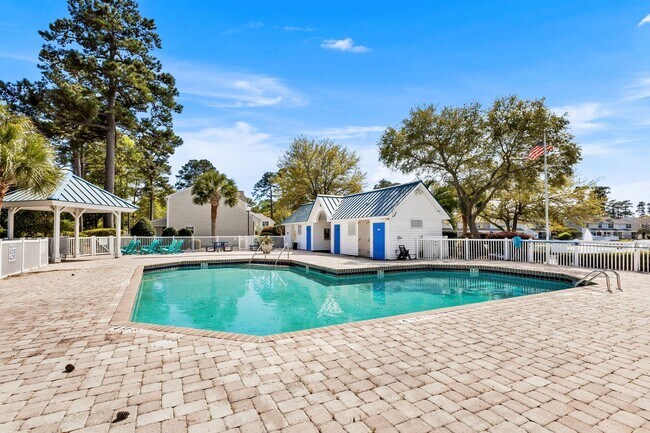 Building Photo - Charming Townhome with Water Views near The Market Common!