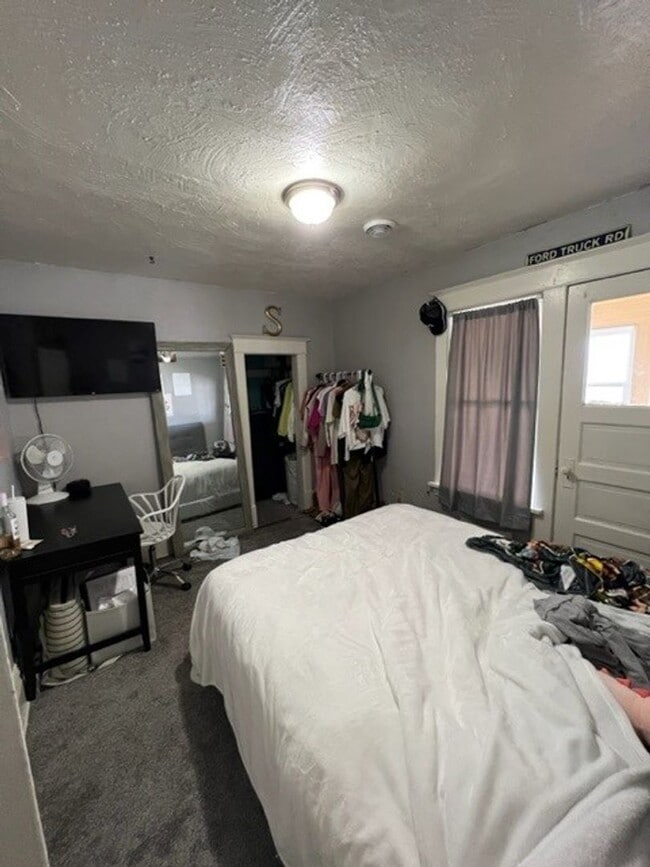 Building Photo - Charming 4 Bedroom 2 Bath House