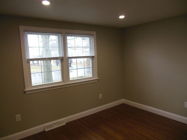 Building Photo - 84 Hooper Rd