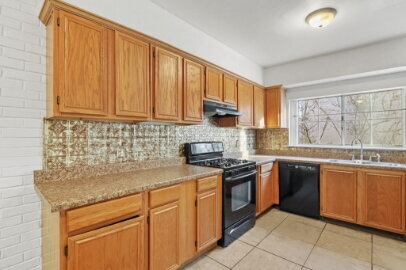 Building Photo - Beautiful Kern Place- 4 bedrooms, 3 baths and Refrigerated AC.