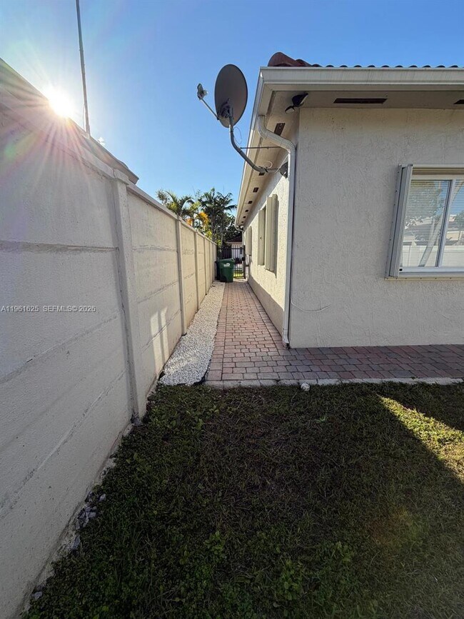 Building Photo - 5521 SW 158th Ct