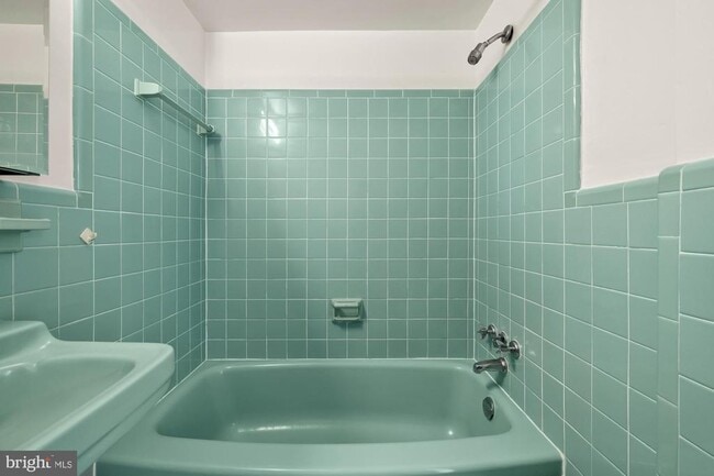 Building Photo - 4390 Lorcom Ln