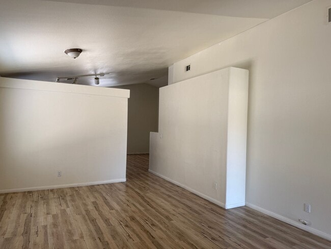 Building Photo - 3bd/2bath 1-story home!
