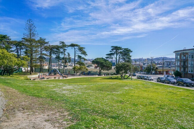 Building Photo - 3bed/2bath Top-Floor Flat w/ Modern SF Charm - Pet(s) Welcome