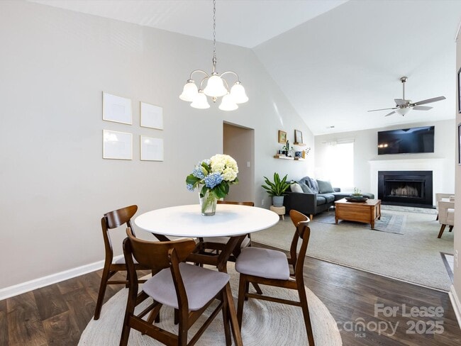 Building Photo - 7731 Ivy Hollow Dr
