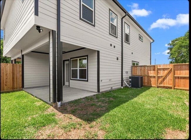 Building Photo - 102 Schade Ln
