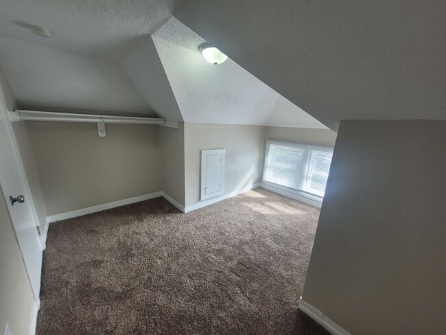 Building Photo - 6 Bedroom Home with large yard, washer/dry...