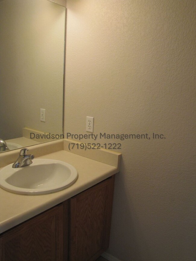 Building Photo - Great 3 Bedroom Condo the Briargate Area