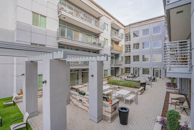 Building Photo - 295 E Roosevelt St