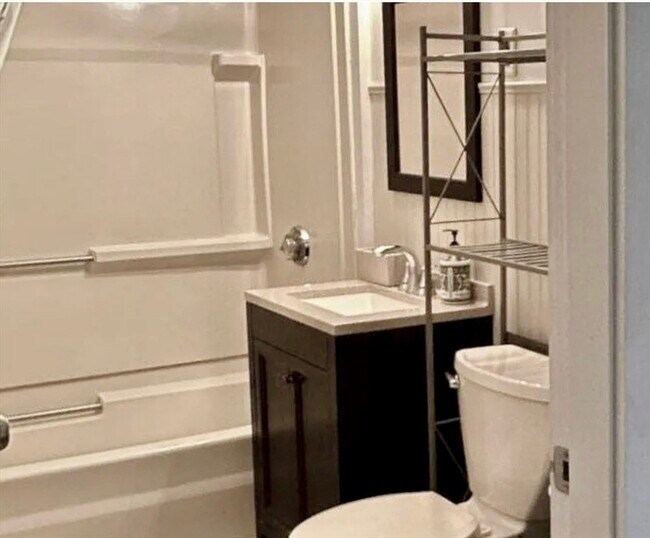 Building Photo - 14 Dow St