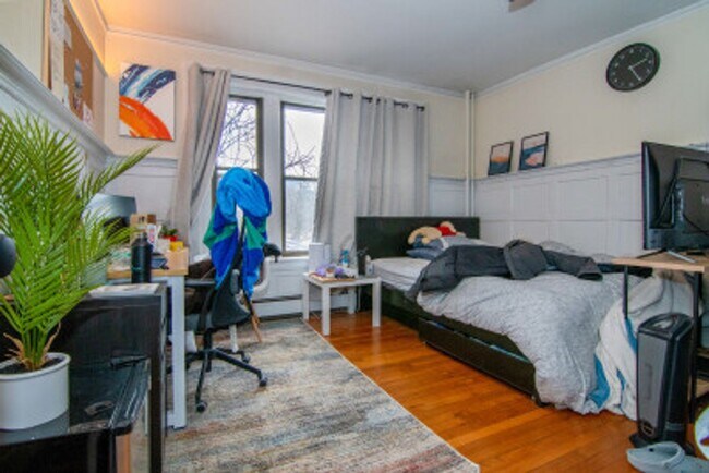 Building Photo - Renovated, 2 Floor Fenway / BU South Campus 4 Bed/2 Bath on Park Drive for September 1st, 2026