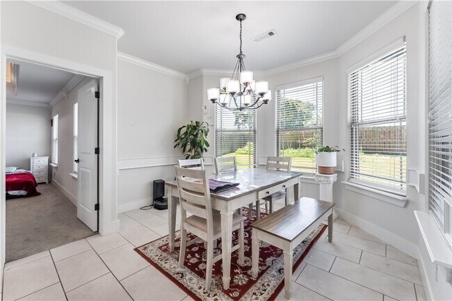 Building Photo - 1100 Huntleigh Dr