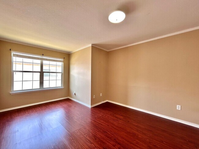 Building Photo - Spacious 4/BR 2.5/BA Home with Large Fence...