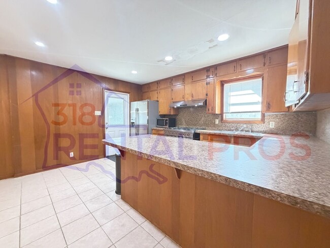 Building Photo - Four Bedroom Two Bath Home