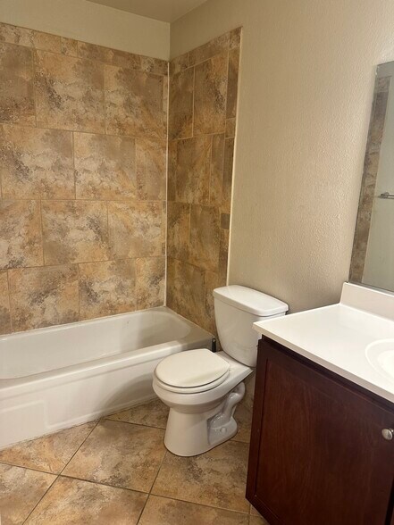 Building Photo - 3357 N Country Club Rd