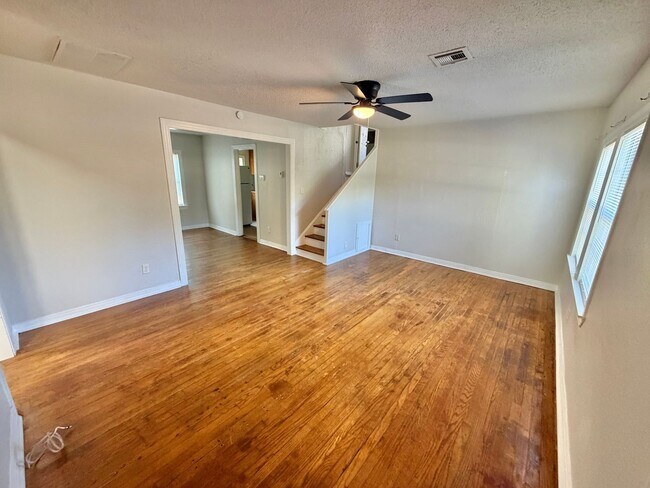 Building Photo - 4 Bedroom home!