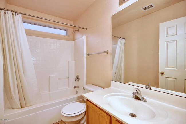 Building Photo - 886 W Bruce Ave