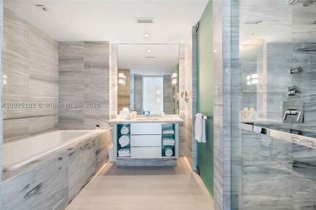 Building Photo - 2201 Collins Ave