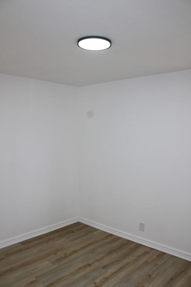 Building Photo - Cozy 2-bedroom, 1 full bath with vanity home located in Kansas City, MO