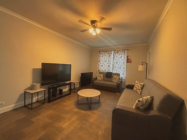 Building Photo - 463 E 178th St