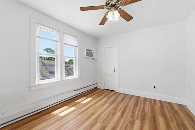Building Photo - 1404 79th St