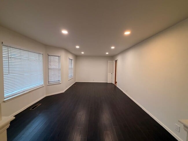 Building Photo - Rollingwood Neighborhood