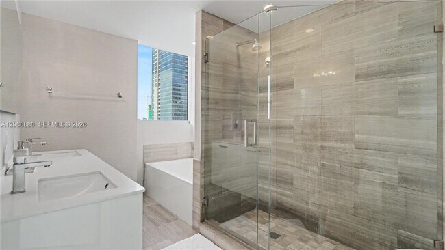 Building Photo - 1300 Brickell Bay Dr