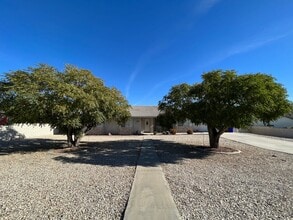 Building Photo - Beautiful 3 bedroom 2 bathroom home in App...