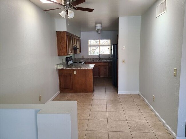 Building Photo - Charming Duplex Unit Available - Don't Miss Out!
