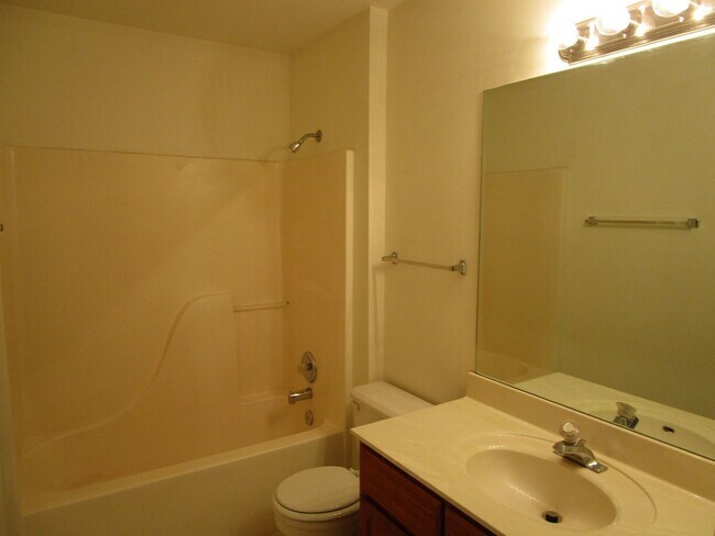 Building Photo - 1704-1706-1706 Louise Cir