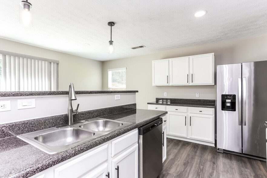 Building Photo - 2210 Valley Creek Dr