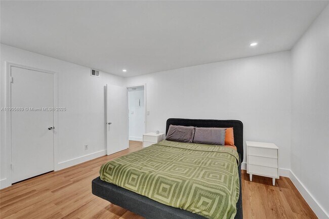 Building Photo - 815 NE 28th St