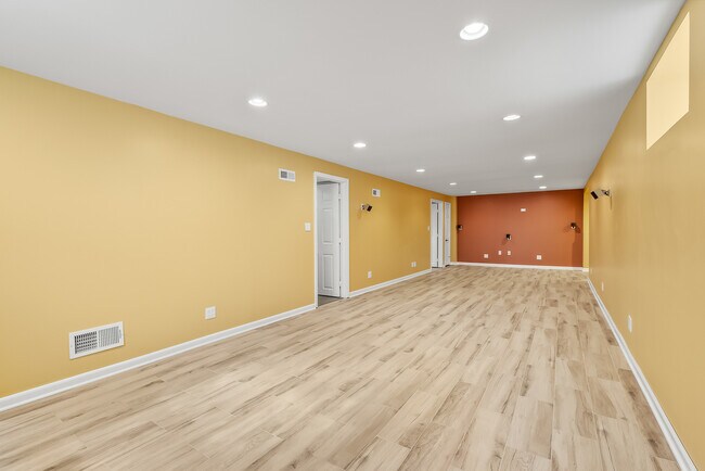 Building Photo - 1500 Mandel Ave
