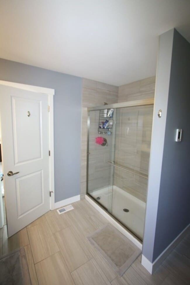 Building Photo - Modern and Spacious 4 Bedroom Condo in Eas...