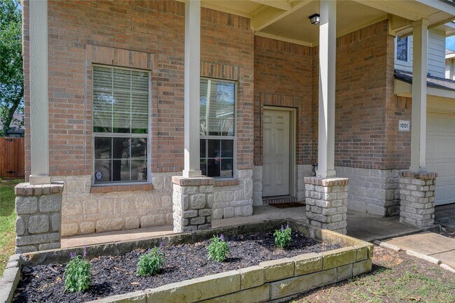 Building Photo - 1001 Acacia Dr