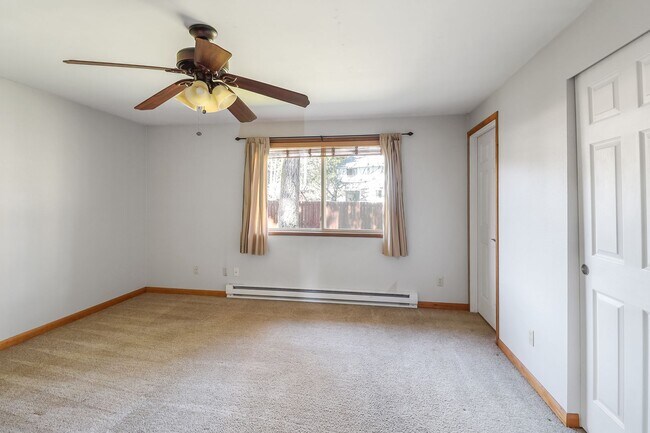 Building Photo - 3 Bed 2 Bath - Groups Per Approval - Dog Friendly - Fenced Yard