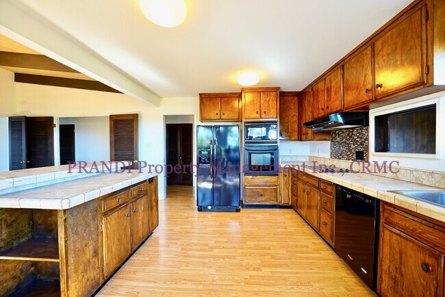 Building Photo - "Charming 3-Bedroom Sanctuary in San Rafael – Spacious 2,250 Sq Ft Home with 2 Full Baths!"